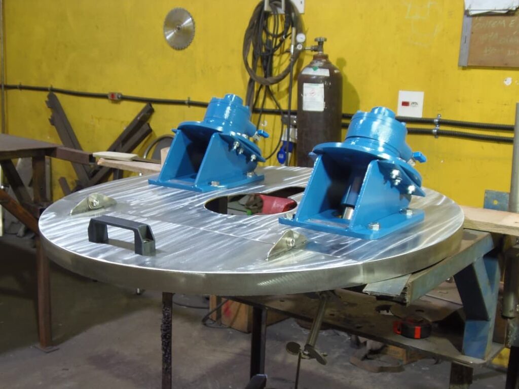 Tampa com misturadores inclinados